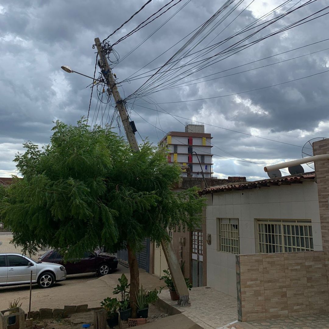 Bairros de ST sofrem com falta de energia e queda de poste