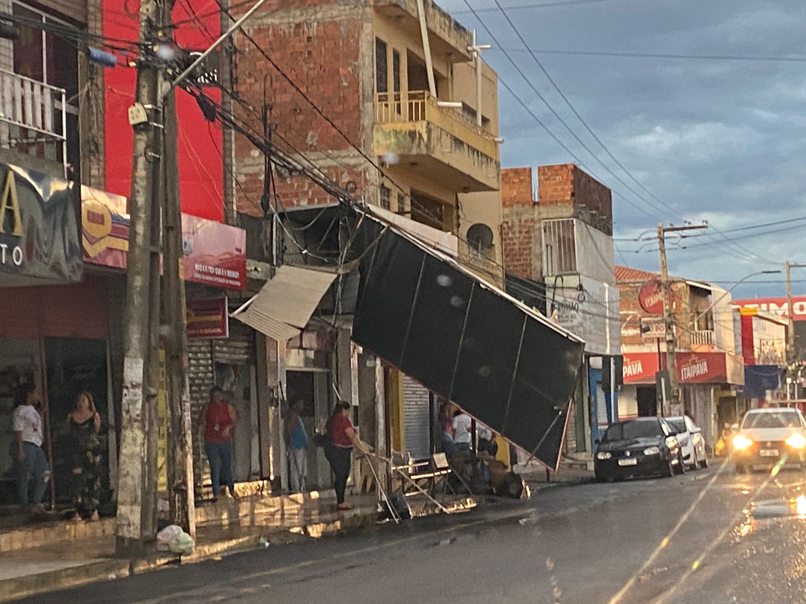 Chuva e forte ventania causam danos em Serra Talhada
