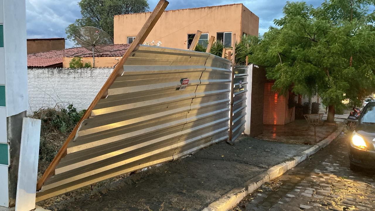 Chuva e forte ventania causam danos em Serra Talhada