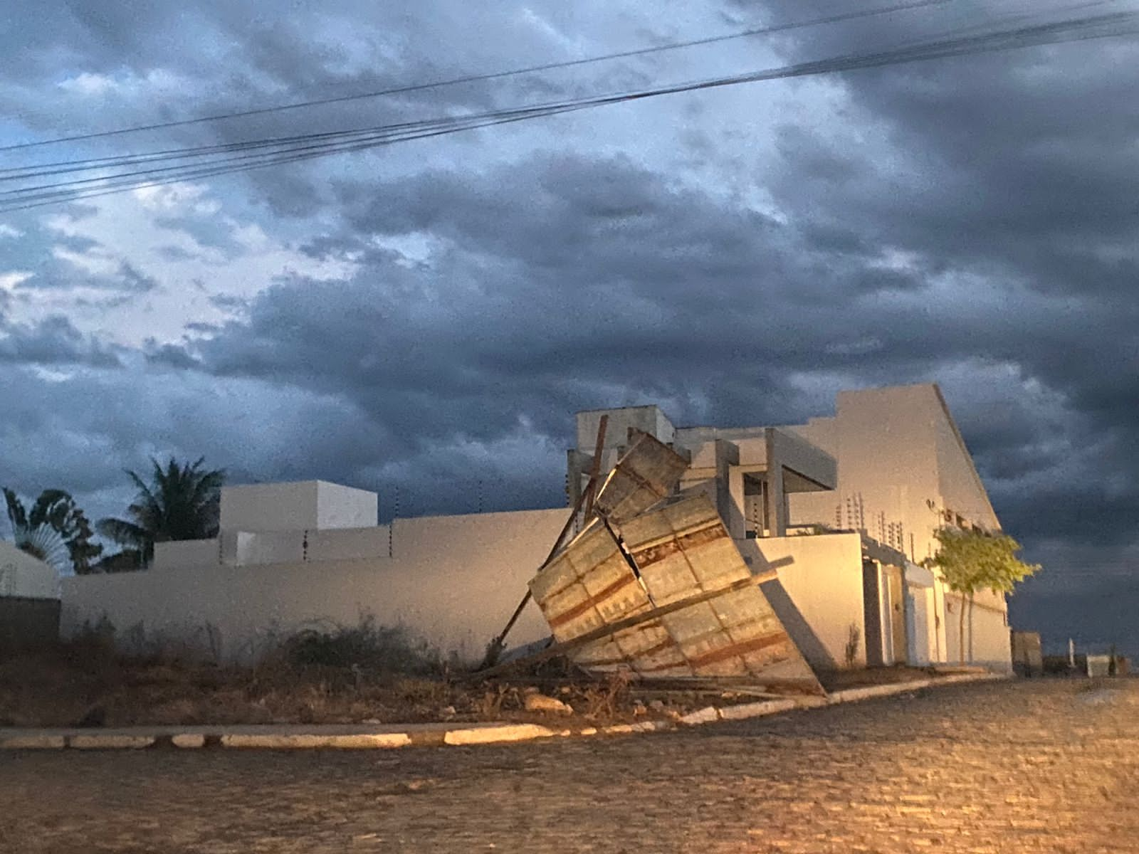 Vendaval arranca telhado de creche e Prefeitura toma medidas