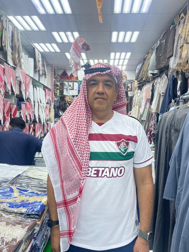 Paixão por time de futebol leva serra-talhadense à Arábia