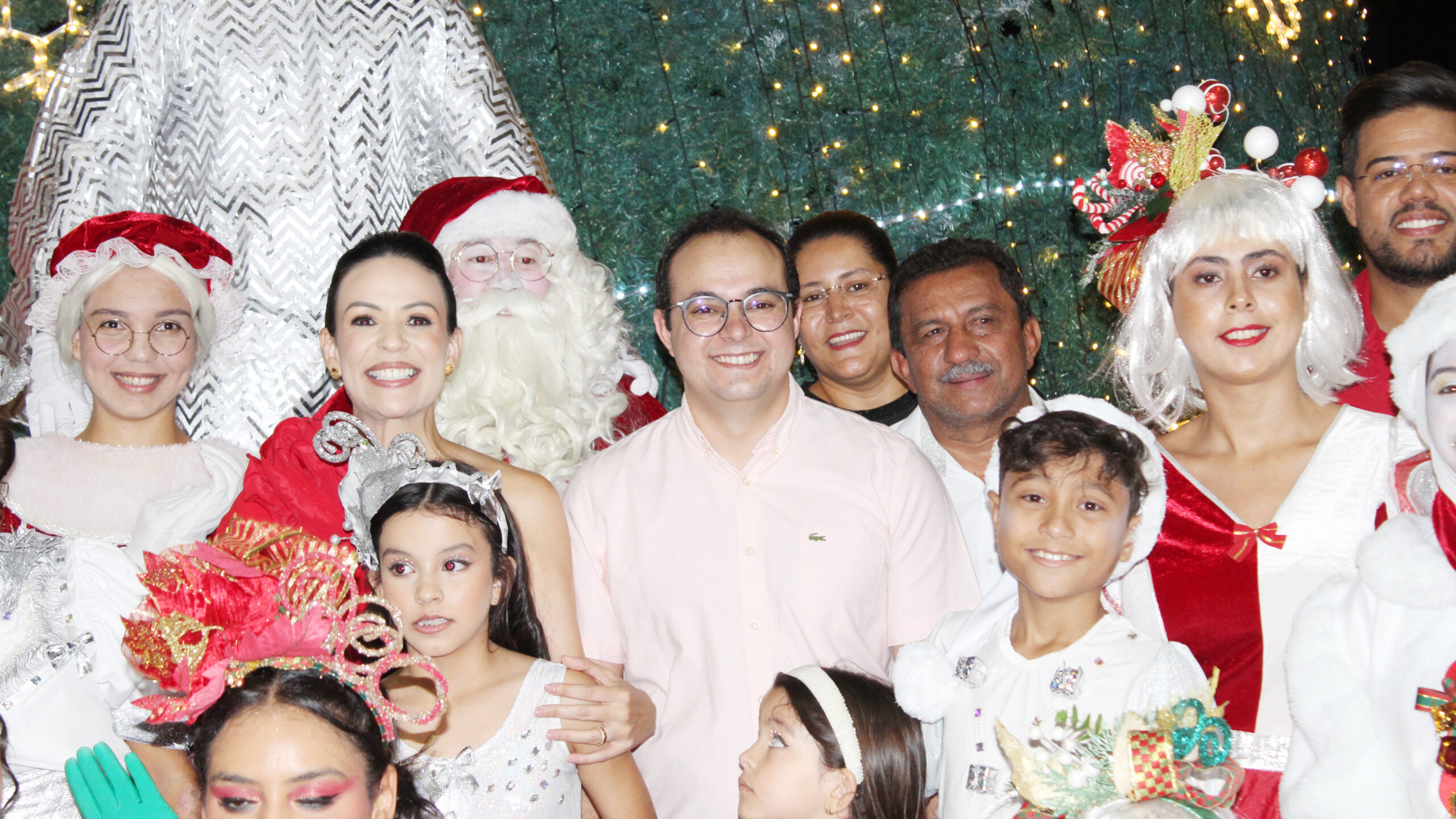 Márcia vibra com a decoração do Natal 2024 na Sérgio Magalhães