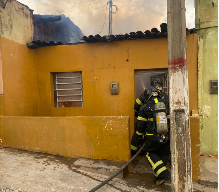 Incêndio destrói residência em bairro de ST nesse sábado