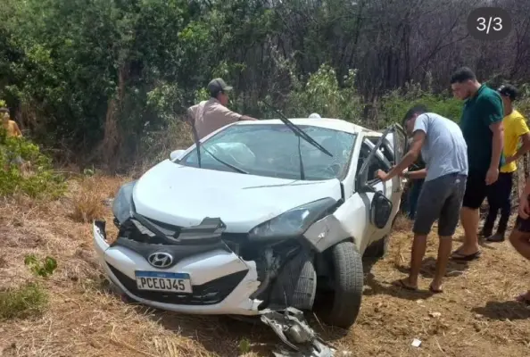Motorista escapa após veículo capotar várias vezes no Pajeú
