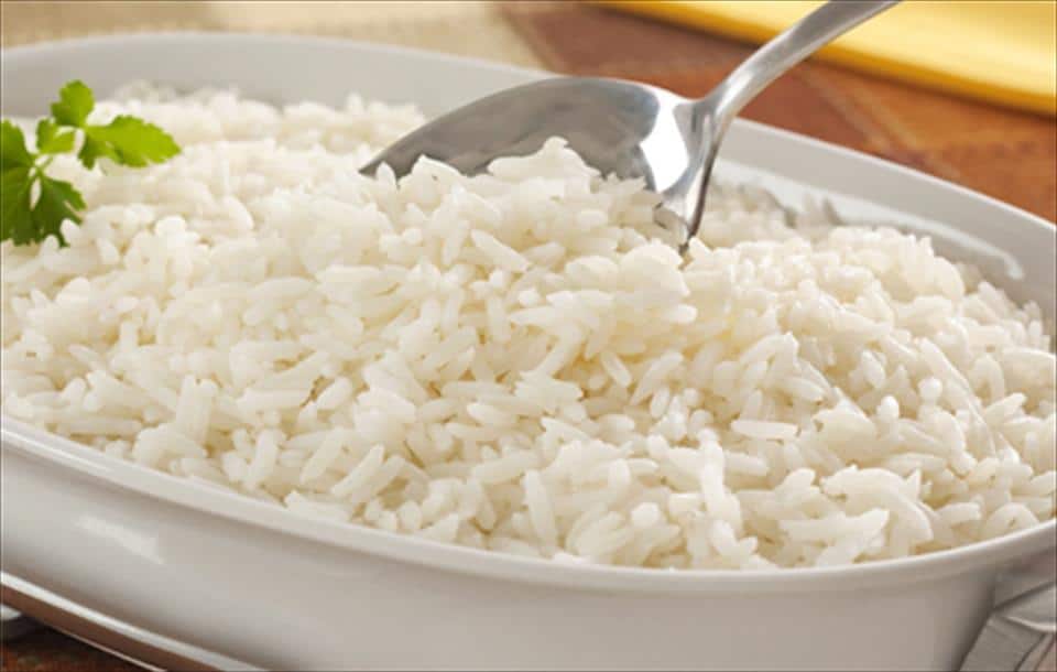 Por que você deve evitar o arroz branco? Saiba como substituir