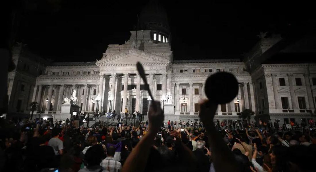 Decretaço de Milei provoca noite de panelaços