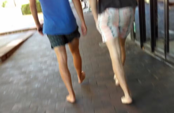 Vídeos de australianos andando descalços viralizam; entenda o hábito