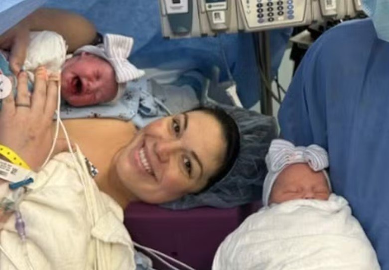 Mulher com útero duplicado dá à luz dois bebês em dias diferentes