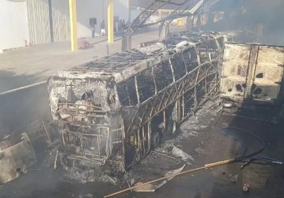 Incêndio destrói 10 ônibus em garagem de PE