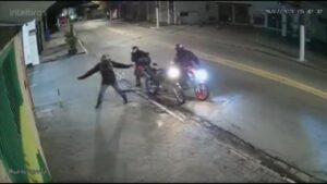 Homens assaltam e arrancam condutora de moto à força em ST