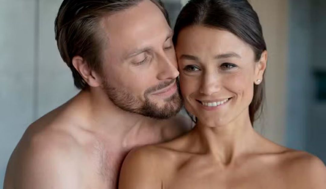 Sexóloga mostra a posição mais segura para sexo durante o banho