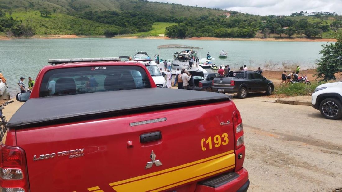 Helicóptero que caiu dentro de lago é retirado pelos bombeiros