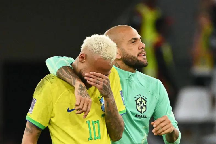Neymar auxiliou Daniel Alves em processo com dinheiro e advogado