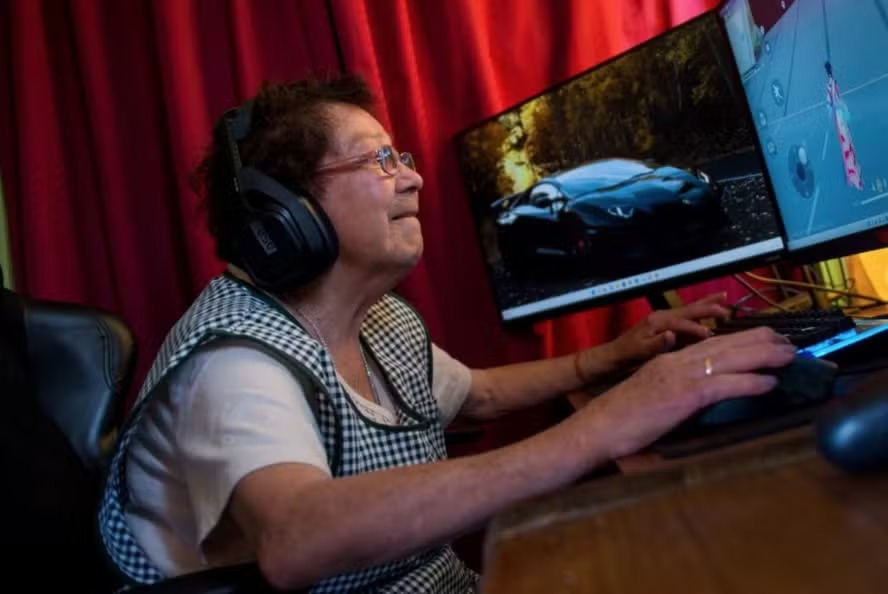 Vovó gamer de 81 anos tem 4 mi de seguidores e detona no Free Fire