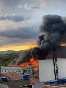 Incêndio toma conta de prédio comercial no Sertão