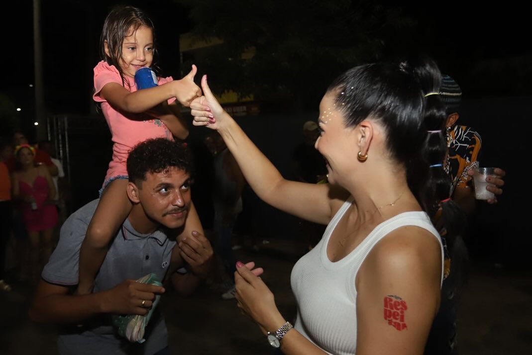 Márcia cai na folia em família em bloco carnavalesco de ST