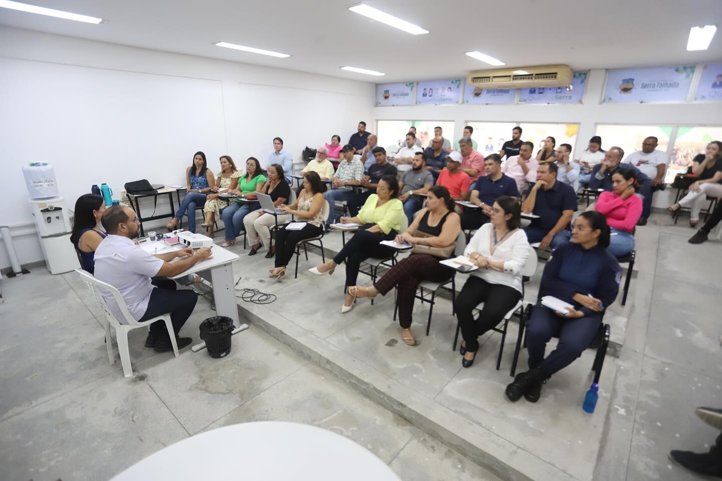 Márcia reúne secretários, faz oração e fala sobre entregas