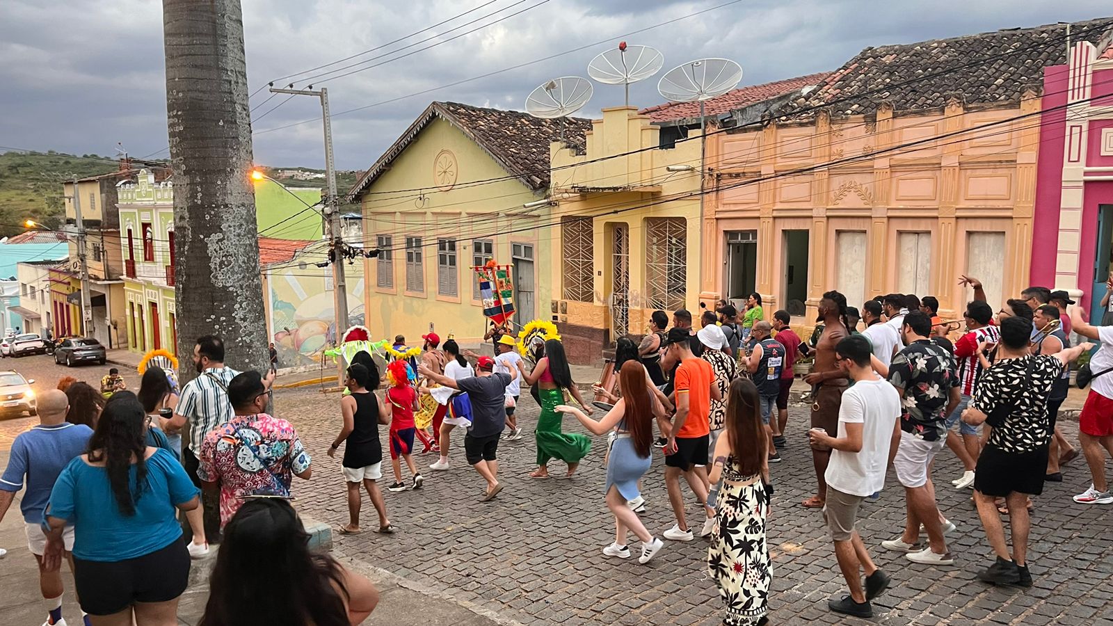 Bloco do Hostel Pajeú e muito samba agitam foliões em Triunfo