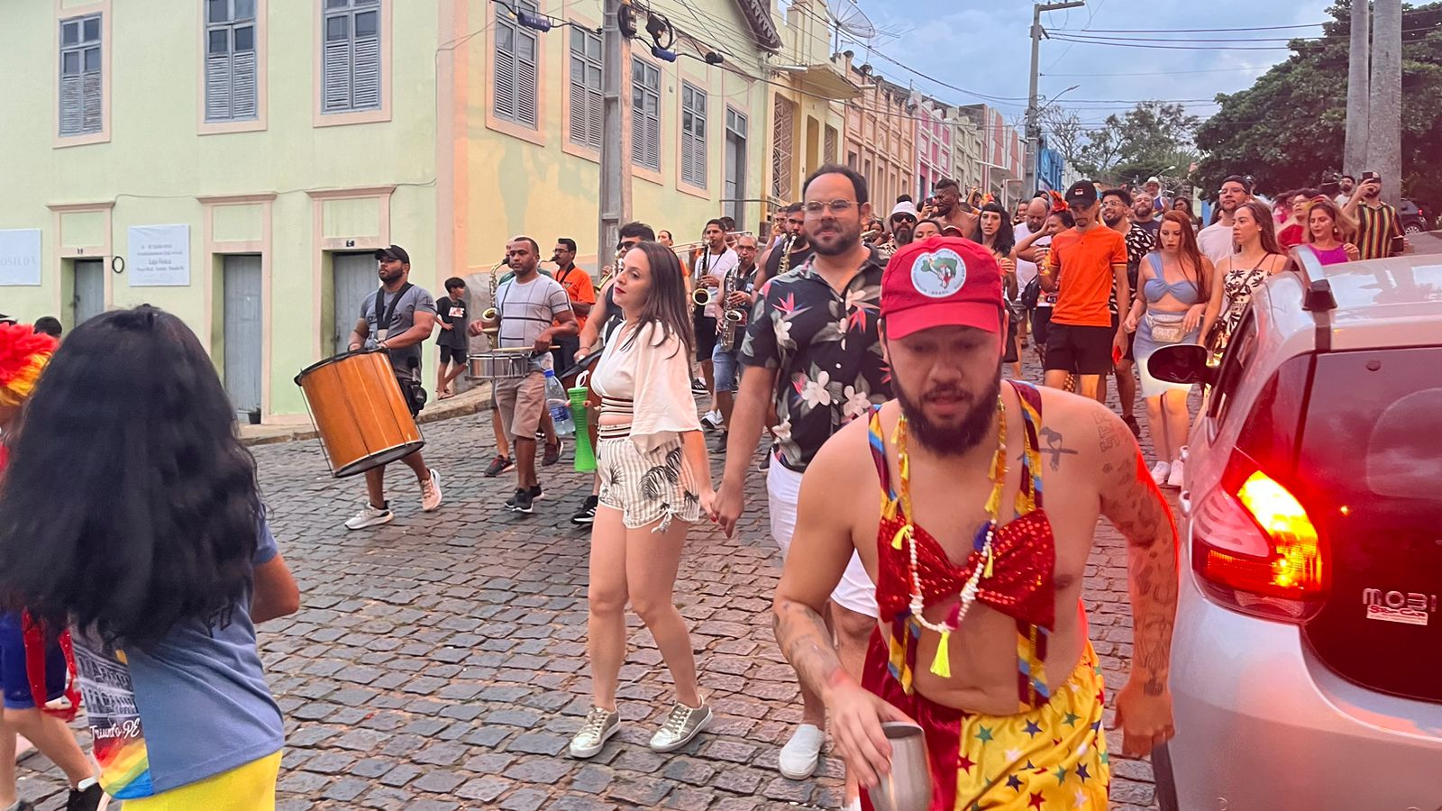 Bloco do Hostel Pajeú e muito samba agitam foliões em Triunfo