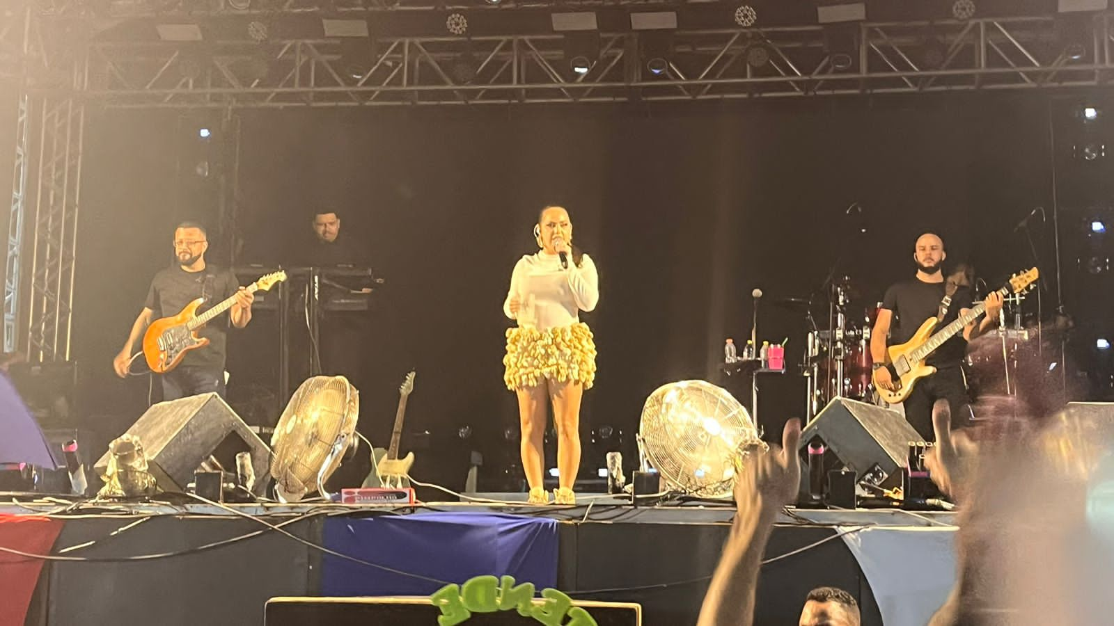 Rafaela Santos lota Praça Maestro Madureira em Triunfo