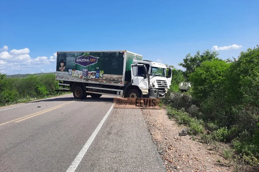 Ultrapassagem acaba em colisão em Floresta