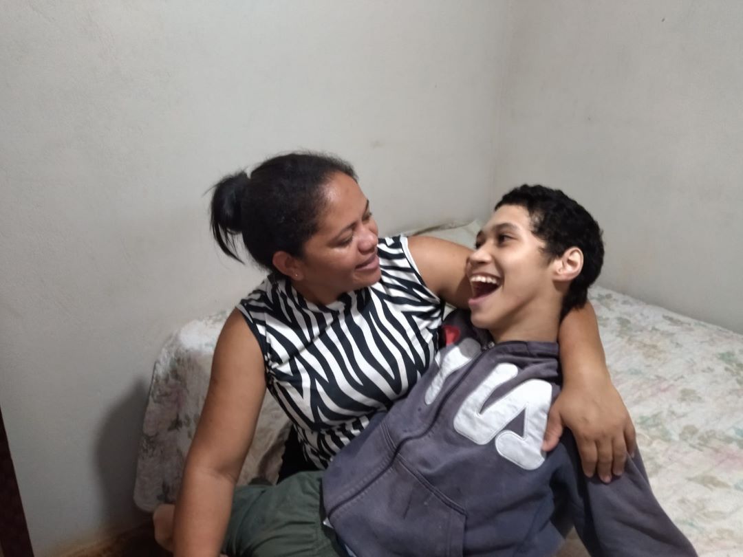 Mãe pede ajuda para conseguir uma cadeira de rodas para o filho