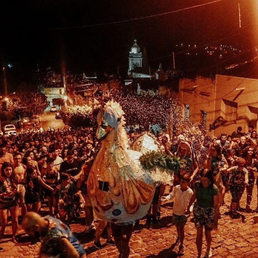 Bloco da Galinha abre o Carnaval dos Caretas 2024 em Triunfo