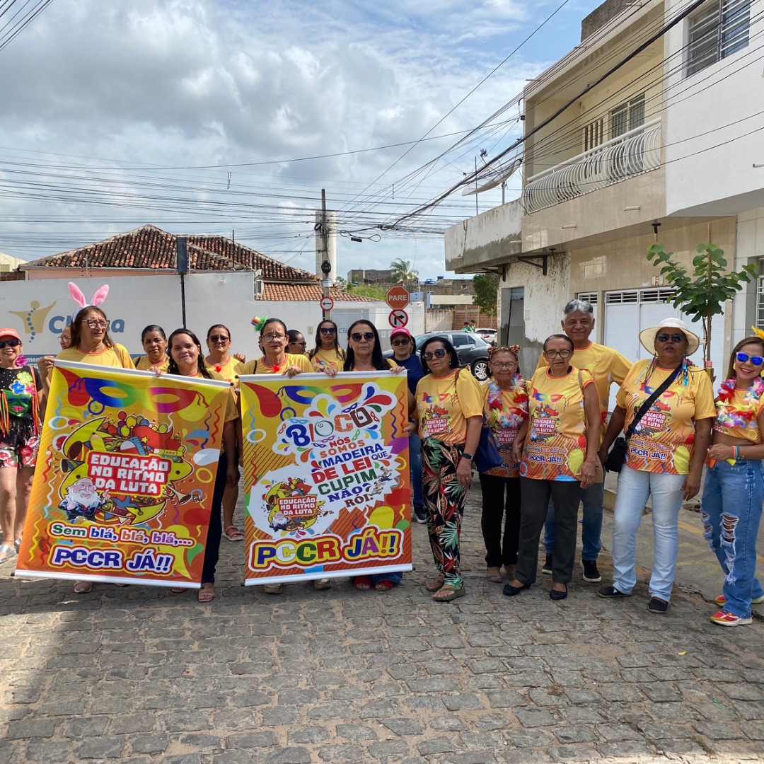 Bloco dos professores leva protesto para sede da prefeitura de ST