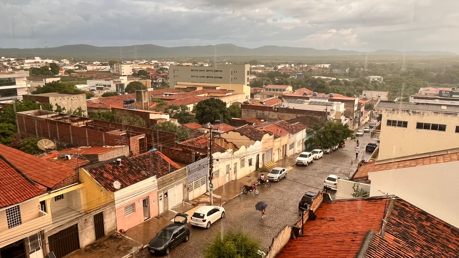 Serra registra arco-íris e chuva em bonito fim de tarde