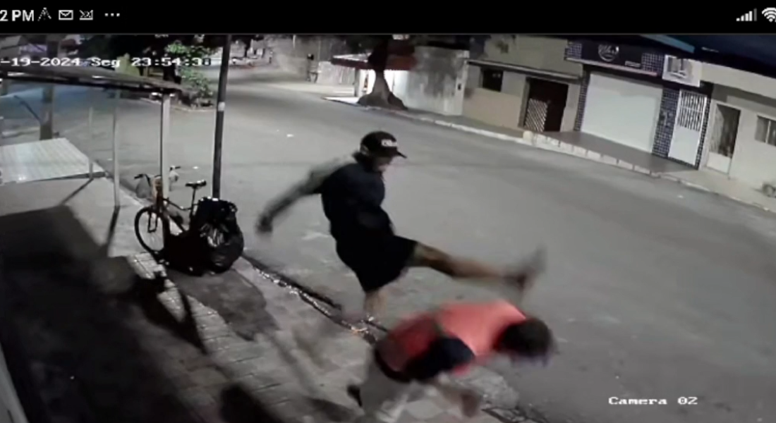 Assaltante dá "voadora" em homem para roubar celular 1 Assaltante dá "voadora" em homem para roubar celular