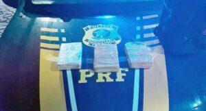 PRF prende traficante com cocaína dentro de ônibus no Sertão de PE