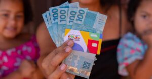Bolsa Família garante R$ 850 para mães solteiras em março