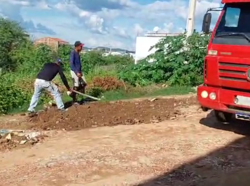 Moradores não esperam prefeitura e tapam buraco em ST