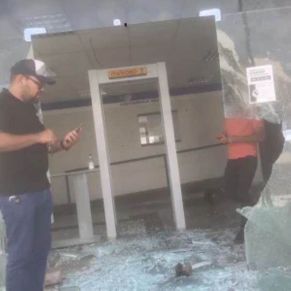 Homem quebra vidros de agência do INSS