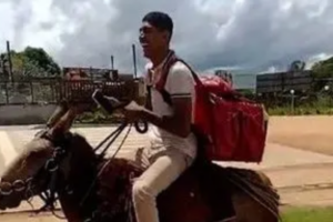 Entregador faz delivery montado em burro depois de perder moto em blitz