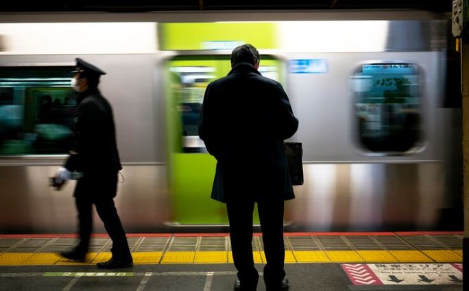 Homem morre após ser empurrado para os trilhos do metrô