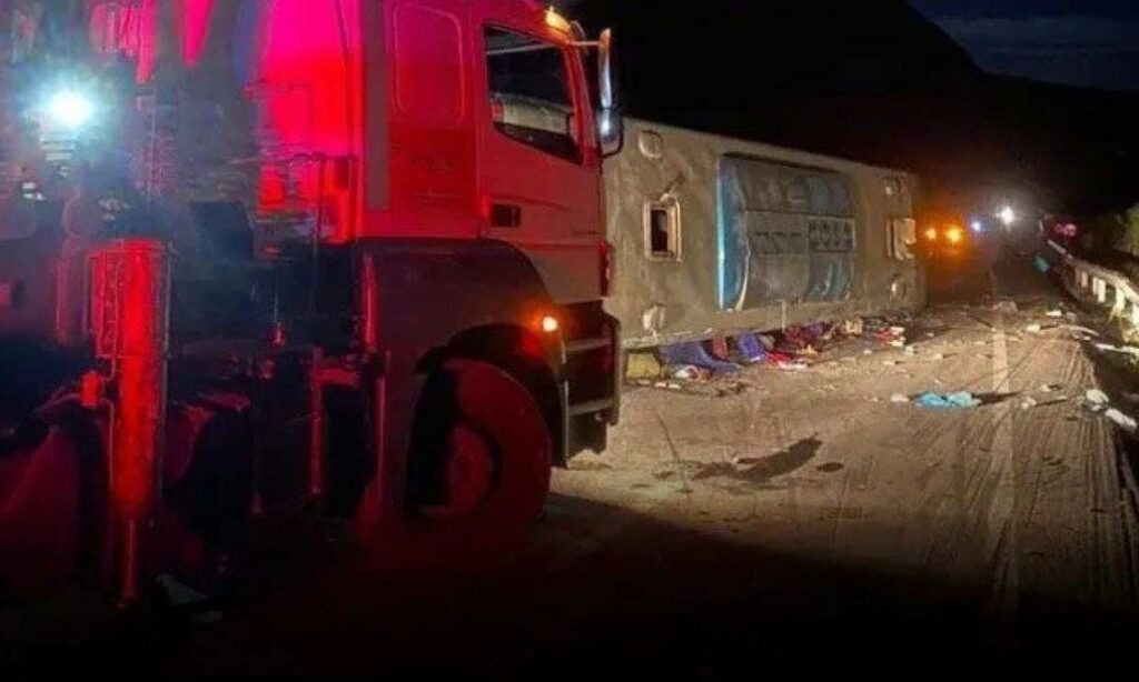 Ônibus que saiu de PE tomba na 'curva da morte'