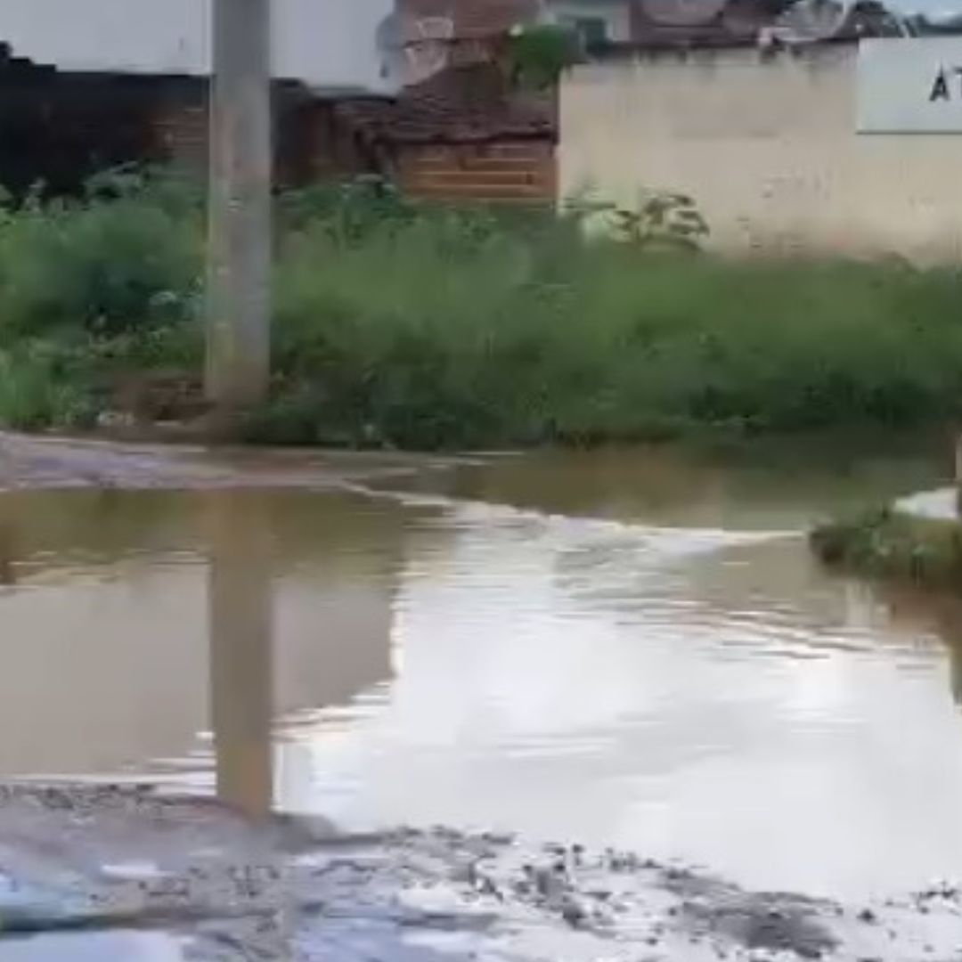 Moradora reclama de 'piscina' no meio da rua em bairro de ST