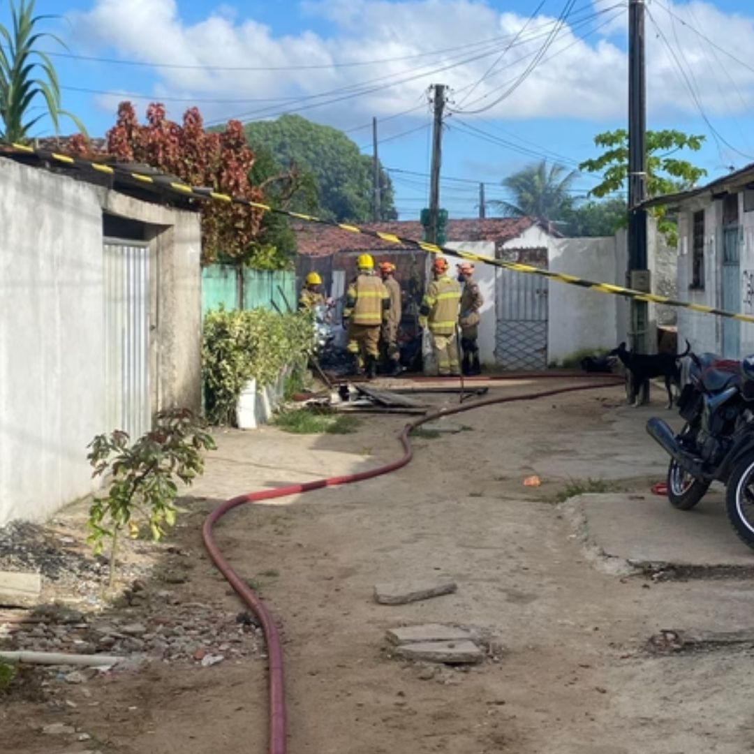 Incêndio atinge casa e bombeiros salvam cachorros