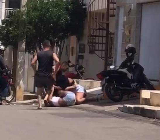 Vídeo: Mulheres brigam no asfalto ao meio dia no Ipsep