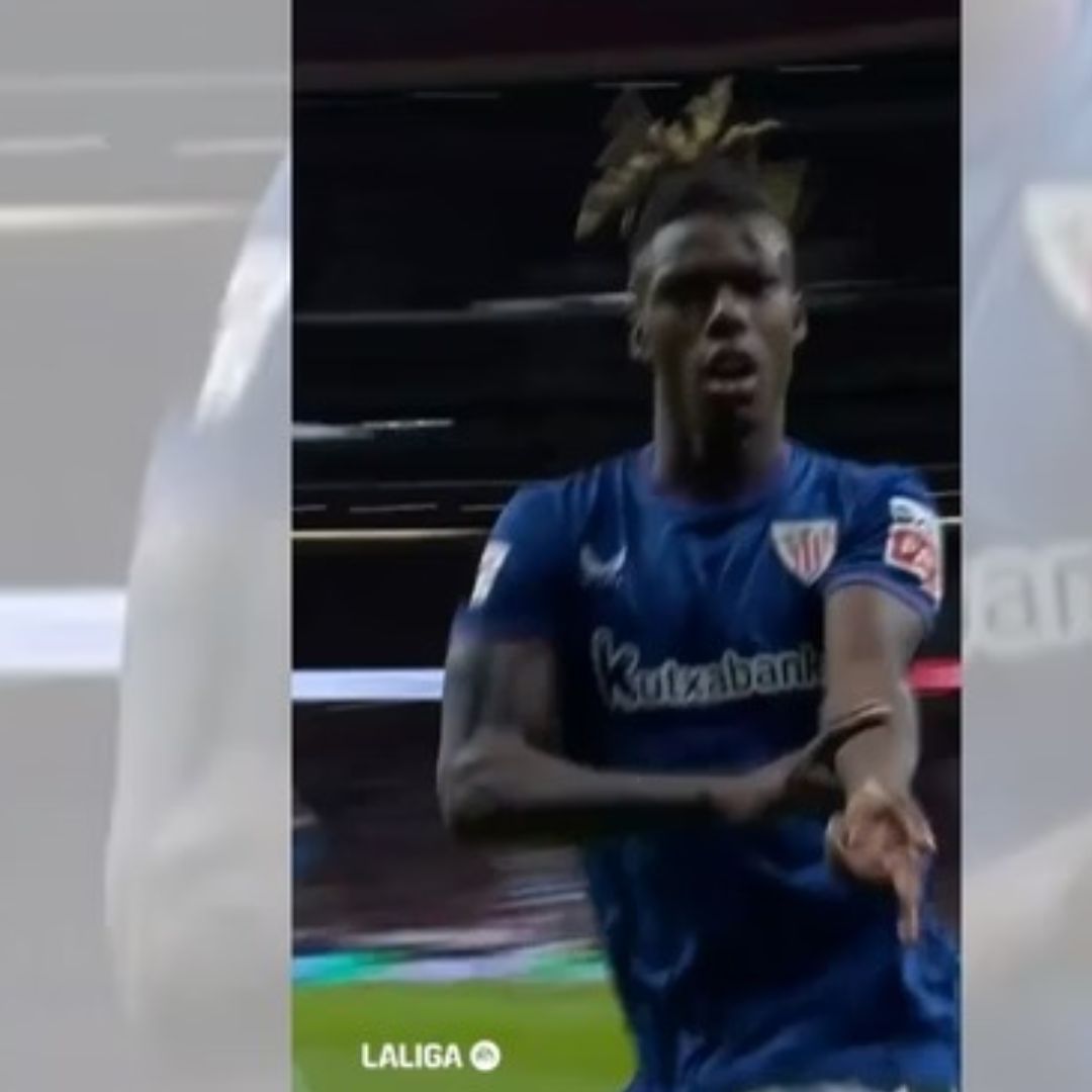 Jogador sofre racismo, faz gol e aponta para pele ao comemorar