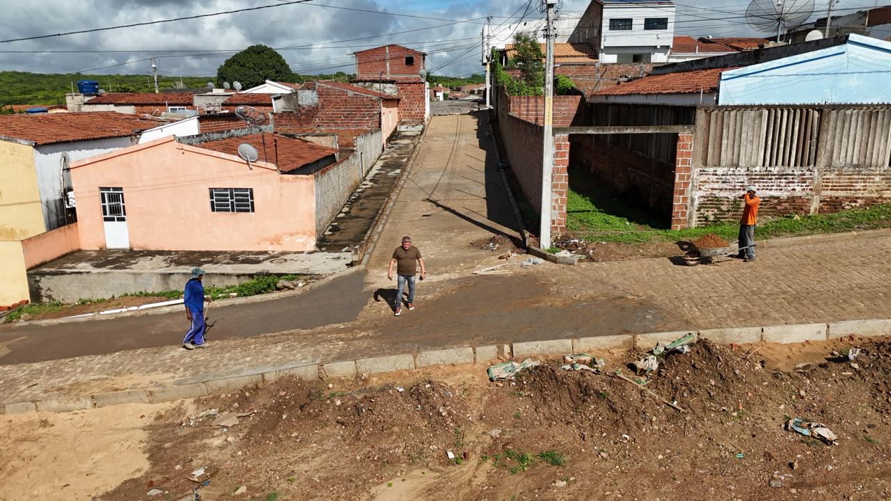Prefeitura avança no calçamento de ruas