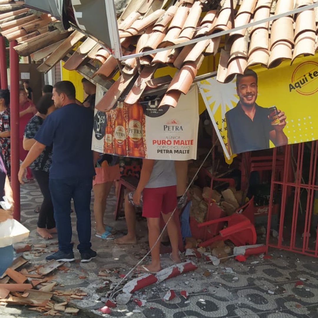 Caminhonete invade bar, derruba telhado e atropela jovem em ST