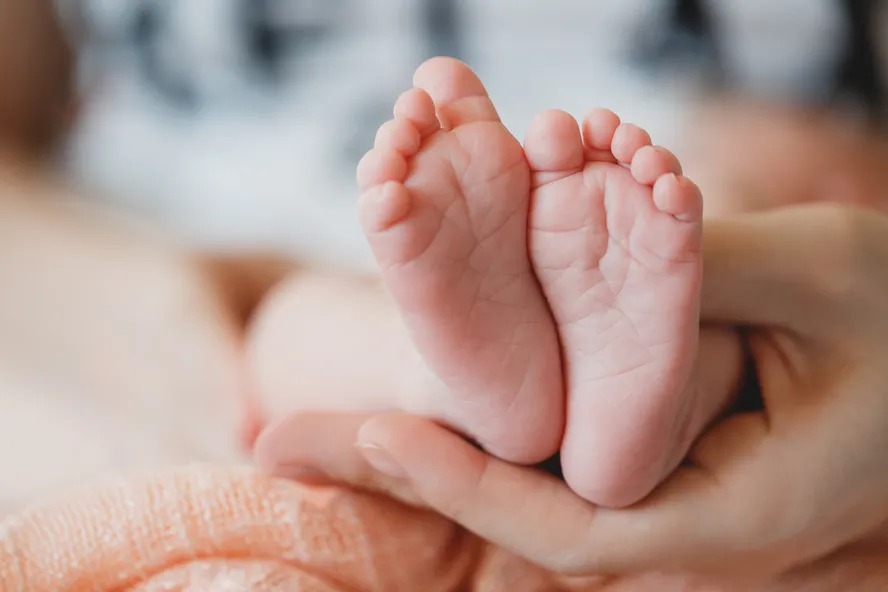 Bebê nasce com órgão fora do corpo e é salvo com papel filme