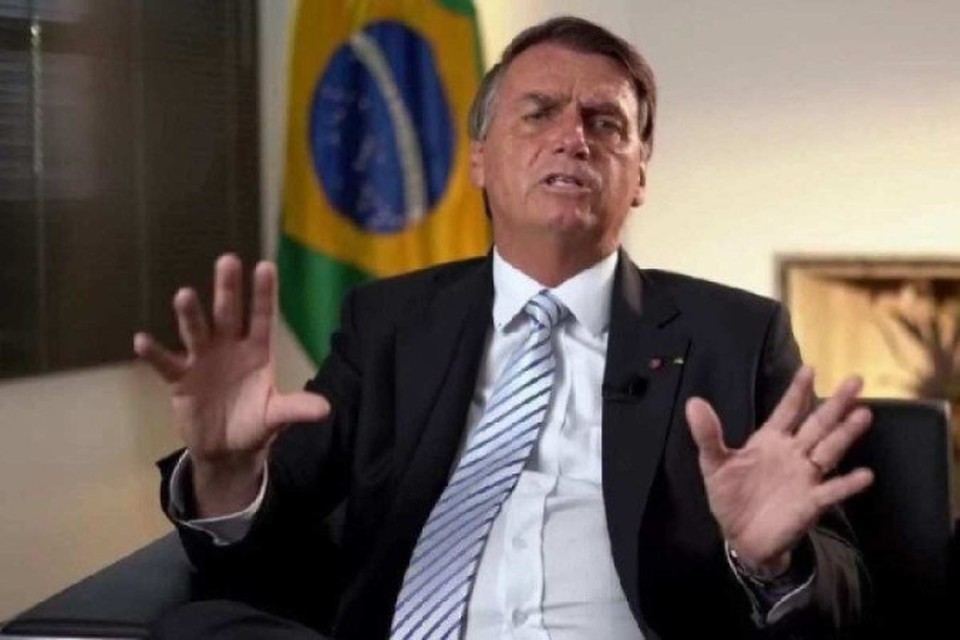 Ibama multa Bolsonaro por importunação contra baleia