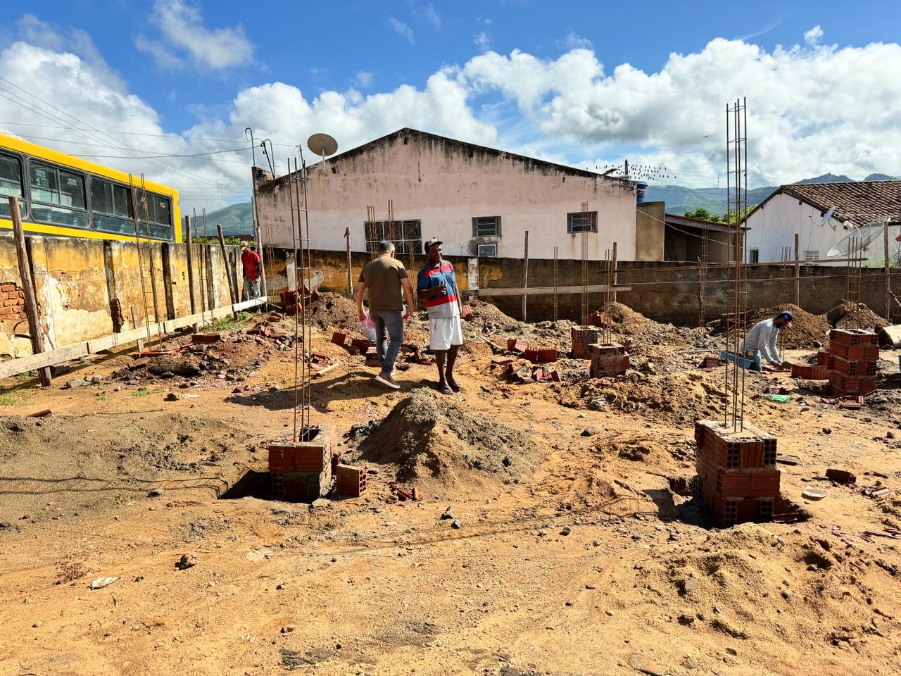 Prefeito Joelson acompanha obras de perto