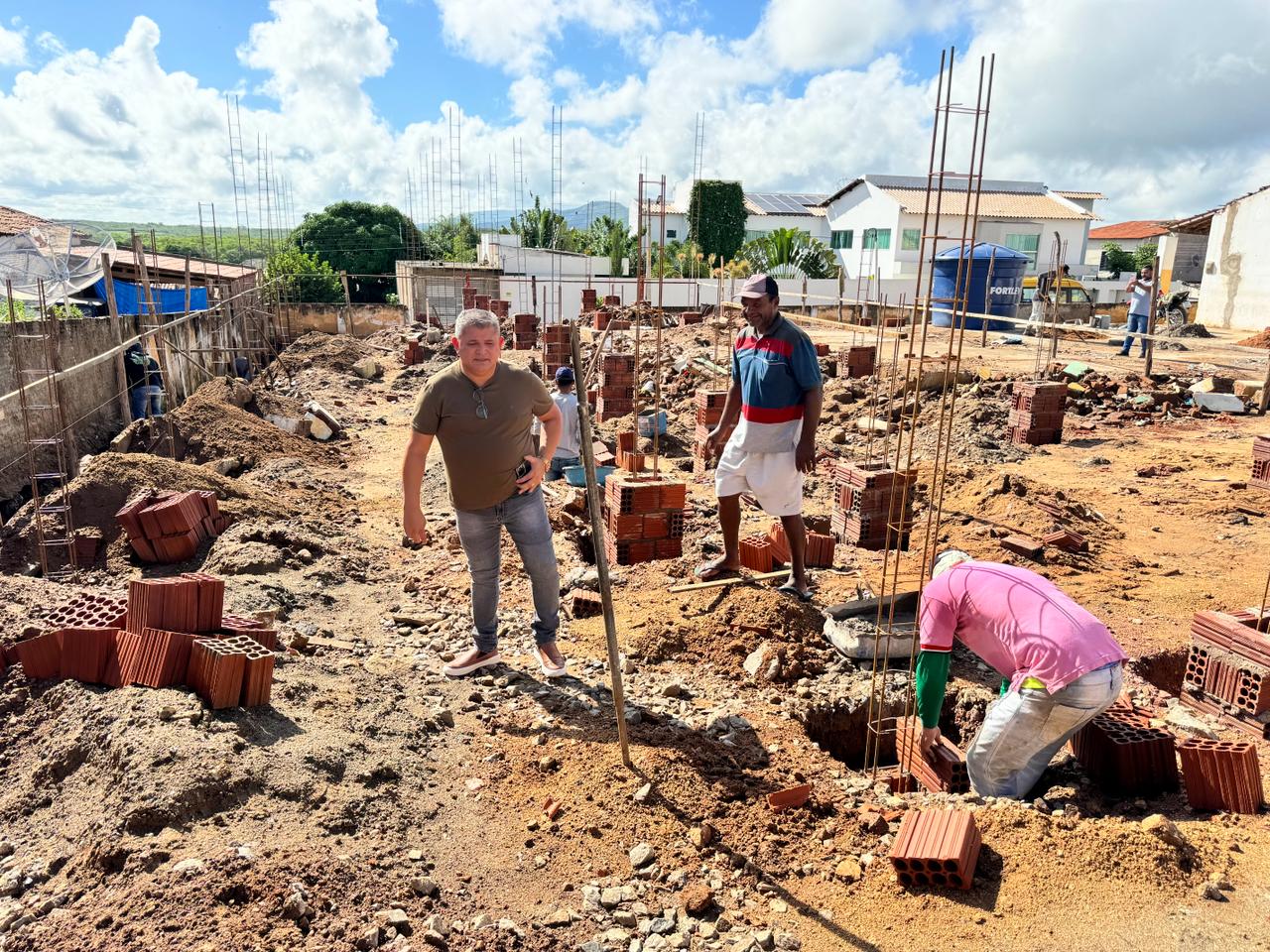 Prefeito Joelson acompanha obras de perto