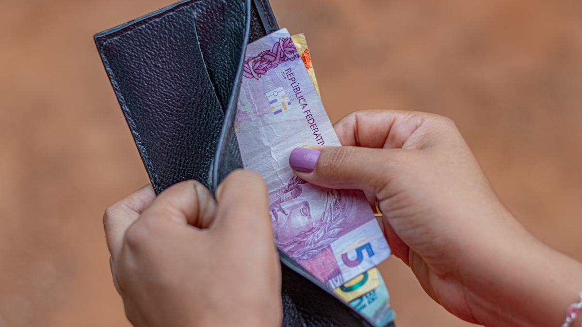 Governo anuncia depósitos do salário-mínimo de R$ 1.502 neste ano?