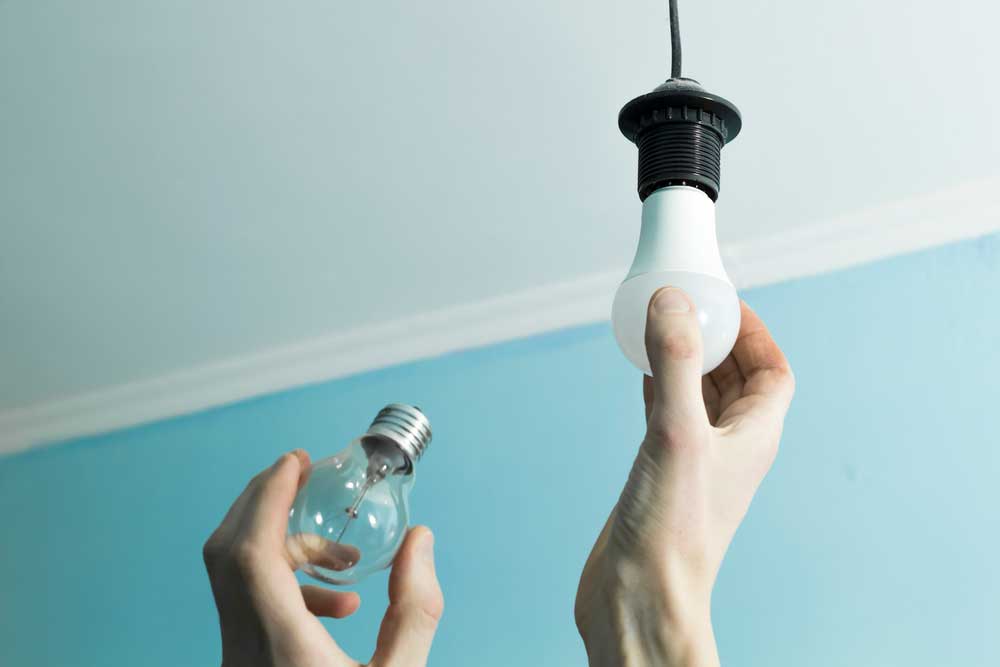 Neoenergia realiza troca de lâmpadas por LED