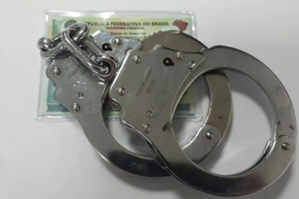 Foragidos são presos após solicitarem a nova carteira de identidade